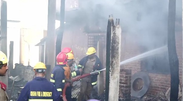 Major Fire at Mattress Manufacturing Unit in Cuttack; Property Worth Over ₹10 Lakh Destroyed